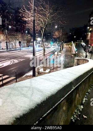 Parigi, Francia. 9 gennaio 2024. I primi fiocchi di neve cadono a Parigi e nella regione dell'Ile-de-France, in Francia, il 9 gennaio 2024. Foto di Karim Ait Adjedjou/ABACAPRESS.COM credito: Abaca Press/Alamy Live News Foto Stock