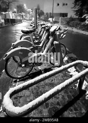 Parigi, Francia. 9 gennaio 2024. Biciclette coperte di neve per strada, nevicate sulla città di Parigi, Francia, la sera, il 9 gennaio 2024. Foto di Karim Ait Adjedjou/ABACAPRESS.COM credito: Abaca Press/Alamy Live News Foto Stock