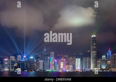 Una Symphony of Lights, spettacolo laser a Hong Kong di notte Foto Stock