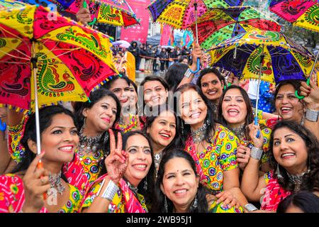 Artisti di un gruppo di danza gujarati posa, Diwali Festival a Trafalgar Square per celebrare il Capodanno indù, Londra, Regno Unito Foto Stock