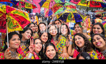 Artisti di un gruppo di danza gujarati posa, Diwali Festival a Trafalgar Square per celebrare il Capodanno indù, Londra, Regno Unito Foto Stock