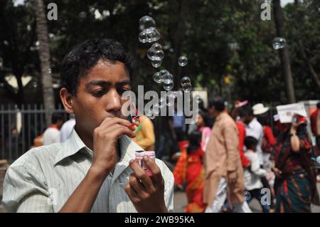 Ritratto di un ragazzo durante le celebrazioni di Capodanno. Shahbag, Dhaka. Bangladesh Foto Stock