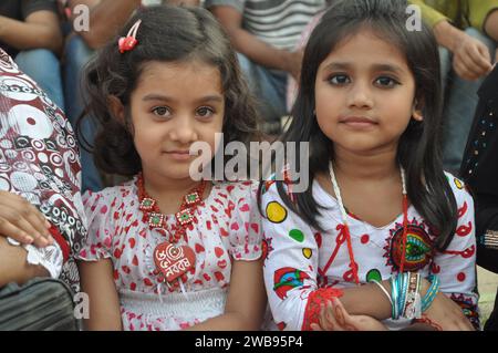 Ritratto di bambine durante le celebrazioni di Capodanno. Shahbag, Dhaka. Bangladesh Foto Stock