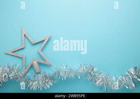 Albero di Natale con stella d'argento su sfondo blu. Vista dall'alto Foto Stock
