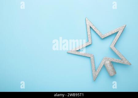 Albero di Natale con stella d'argento su sfondo blu. Vista dall'alto Foto Stock