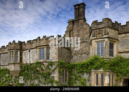 Peak District, Bakewell, Derbyshire, Inghilterra, Regno Unito - Haddon Hall palazzo medievale con pareti merlate, finestre a bovindo e camini Foto Stock