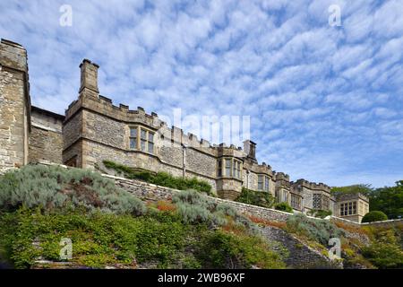 Peak District, Bakewell, Derbyshire, Inghilterra, Regno Unito - Haddon Hall, palazzo signorile con mura merlate e giardini medievali elisabettiani. Foto Stock