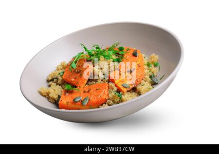 Ciotola tostata di zucca Quinoa, cibo sano su sfondo bianco isolato Foto Stock