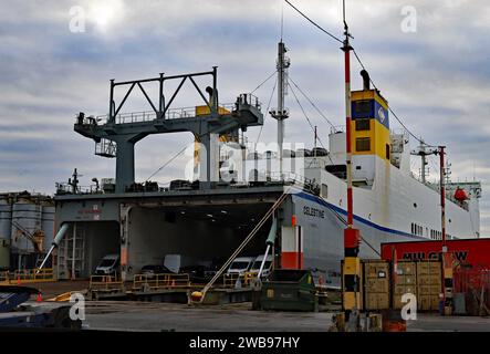 La nave da carico “Celestine” ro-ro, roll-on roll-off è caricata con veicoli nel molo di Brocklebank nei moli di Liverpool sul Merseyside. Foto Stock