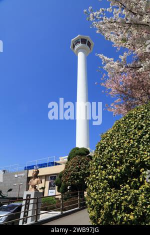 BUSAN, COREA DEL SUD - 27 MARZO 2023: Diamond Tower nel parco Yongdusan di Busan, Corea del Sud. Foto Stock