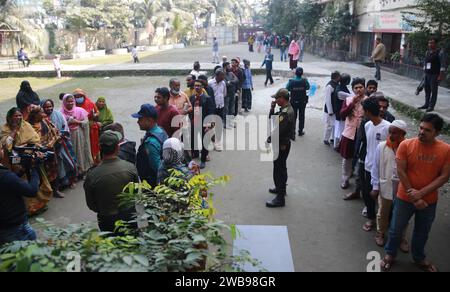 Gli elettori fanno la fila davanti a un centro di votazione al Donia College Polling Center di Dacca, Bangladesh, 7 gennaio 2024 Foto Stock