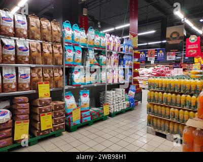 AGADIR, MAROCCO - 13 FEBBRAIO 2022: Farina corridoio in un supermercato generico ad Agadir, grande città costiera del Marocco. Foto Stock