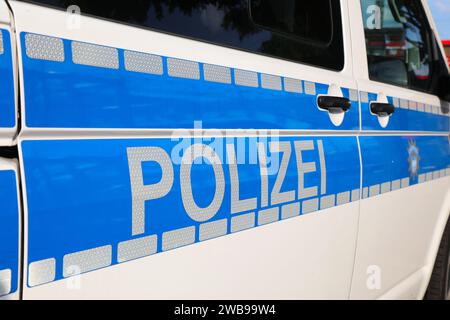 DORTMUND, GERMANIA - 16 SETTEMBRE 2020: Firma della polizia tedesca (Polizei) sulla macchina della polizia, realizzata con nastro riflettente REFLEXITE. Foto Stock