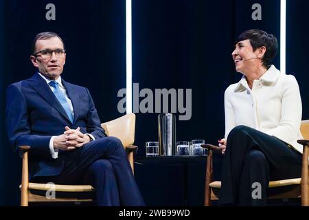 Oslo 20240109.Ministro norvegese degli affari esteri Espen Barth Eide (AP) (a sinistra) e Ine Marie Eriksen Søreide (H) durante la conferenza annuale dell'Associazione norvegese delle imprese a Oslo Spektrum. Foto: Terje Pedersen / NTB Foto Stock