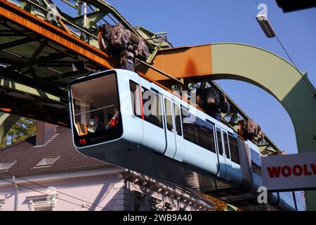 WUPPERTAL, GERMANIA - 19 SETTEMBRE 2020: Wuppertaler Schwebebahn (Wuppertal Suspension Railway) treno in Germania. L'esclusivo sistema elettrico a monorotaia Foto Stock