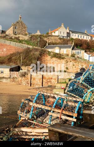 Vasi di aragosta e granchio nel piccolo porto riparato nel villaggio di pescatori scozzese di Crail East Neuf Fife Scozia Foto Stock