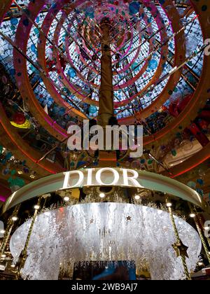 Francia, Parigi, 9 gennaio 2024 - logo Christian Dior al centro commerciale. Marchio di lusso DIOR Foto Stock