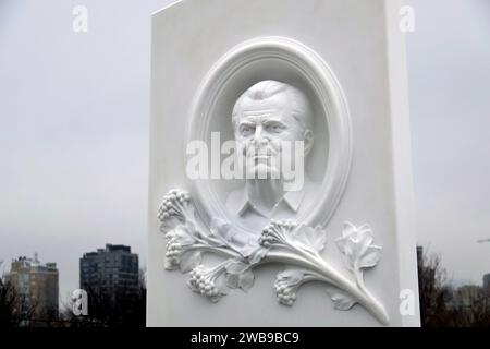 Non esclusiva: KIEV, UCRAINA - 9 GENNAIO 2024 - Un memoriale al primo presidente dell'Ucraina indipendente, Leonid Kravchuk, eretto a Baikove Cemete Foto Stock