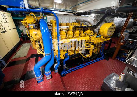Binnenschiffahrt 28.02.2023 Karlsruhe Reportage zu Binnenschiffern auf dem Rhein. Der Niederländische Frachter Commeare der Familie Weijma aus den Niederlanden liegt im Hafen. Maschinenraum mit Motor. Karlsruhe Karlsruhe Baden-Württemberg Germania *** navigazione interna 28 02 2023 Karlsruhe relazione sulla navigazione interna sul Reno il cargo olandese Commeare di proprietà della famiglia Weijma dai Paesi Bassi è ormeggiato nella sala macchine del porto con motore Karlsruhe Karlsruhe Baden Württemberg Germania Foto Stock