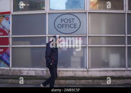 Londra, Regno Unito. 9 gennaio 2024. Un ufficio postale locale nel centro di Londra. Il governo sta cercando di accelerare il processo per rovesciare le condanne penali di 700 sub postmaster che sono stati ingiustamente perseguiti dopo che l'ufficio postale ha introdotto il software difettoso Horizon IT e Fujitsu - la società tecnologica lo scandalo dell'ufficio postale è stato descritto come il più grande aborto spontaneo della giustizia nel Regno Unito. Crediti: amer ghazzal/Alamy Live News Foto Stock