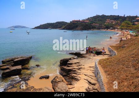 BUZIOS, Brasile - 16 ottobre 2014: la gente visita Joao Fernando Spiaggia di Buzios, stato di Rio de Janeiro in Brasile. Il Brasile ha avuto 5.17 milioni di visitatori nel Foto Stock