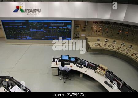 ITAIPU, Brasile - 11 ottobre 2014: il personale lavora a Itaipu Binacional Power Plant in sala di controllo. La famosa centrale idroelettrica si trova su Paraguay-Braz Foto Stock