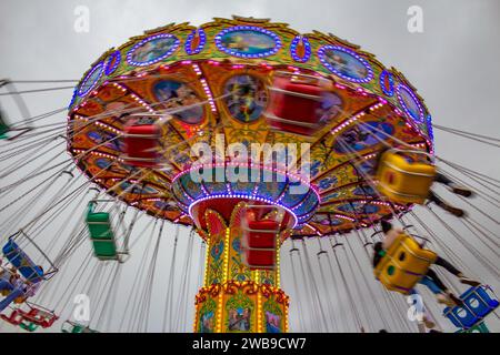 GOIANIA GOIAS BRASILE - 5 GENNAIO 2024: Un giro colorato nel parco divertimenti, fotografato dal basso. Foto scattata a bassa velocità della fotocamera. Foto Stock