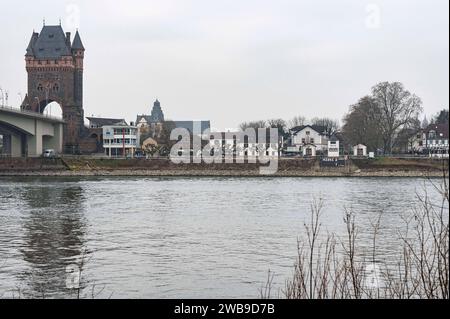 Trockenheim am Rhein 04.03.2023 Worms Der Rhein führt bereits im März wieder Niedrigwasser, Extreme Trockenheit. IM Bild: DAS Pegelhaus zeigt einen Wasserstand von 0,75 Meter 075 cm AN. Worms Worms Rheinland-Pfalz Germania *** Trockenheim am Rhein 04 03 2023 Worms il Reno è già in acque basse a marzo, siccità estrema nella foto la casa di scartamento mostra un livello dell'acqua di 0,75 metri 075 cm a Worms Worms Renania-Palatinato Germania Foto Stock