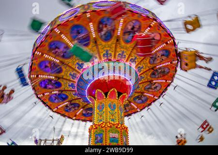 GOIANIA GOIAS BRASILE - 5 GENNAIO 2024: Un giro colorato nel parco divertimenti, fotografato dal basso. Foto scattata a bassa velocità della fotocamera. Foto Stock