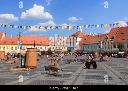 SIBIU, ROMANIA - 24 AGOSTO 2012: La gente visita la piazza principale di Sibiu, Romania. Sibiu è una delle principali destinazioni turistiche della Transilvania. Foto Stock