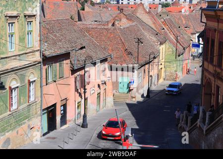 SIBIU, ROMANIA - 24 AGOSTO 2012: La gente visita la città vecchia di Sibiu, Romania. Sibiu è una delle principali destinazioni turistiche della Transilvania. Foto Stock