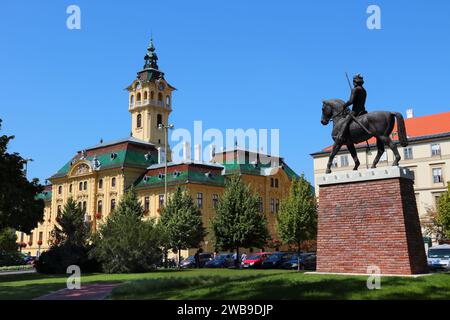 SEGHEDINO, UNGHERIA - 13 AGOSTO 2012: La gente visita Piazza Szechenyi (Szechenyi ter) a Seghedino, Ungheria. Seghedino è la terza città più grande dell'Ungheria. Foto Stock