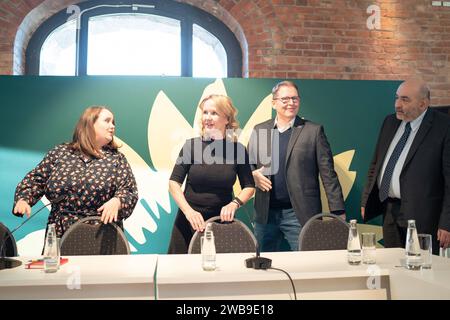 Jahresauftaktklausur Bundesvorstand Bündnis 90/die Grünen a Berlino Ricarda Lang, Bundesvorsitzende, Steffi Lemke, Bundesministerin für Umwelt, Naturschutz, nukleare Sicherheit und Verbraucherschutz, Jörg-Andreas Krüger, Präsident Naturschutzbund Deutschland NABU, Omid Nouripour, Bundesvorsitzender von linksJahresauftaktklausur Bundesvorstand Bündnis 90/die Grünen a Berlino Ricarda Lang, Bundesvorsitzende, Steffi Lemke, Bundesministerin für Umwelt, Naturschutz, Naturschutz, Naturschutz nukleare Sicherheit und Verbraucherschutz, Jörg-Andreas Krüger, Präsident Naturschutzbun, Berlin Berlin Deutschland 2C Spreequartier - Foto Stock