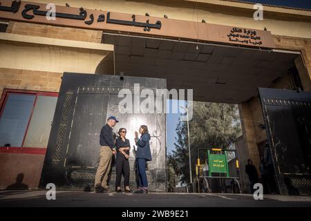 Rafah, Egitto. 9 gennaio 2024. Annalena Baerbock (Bündnis90/die Grünen), ministro degli Esteri; visita il valico di frontiera per la Striscia di Gaza a Rafah. Dopo l'attacco di Hamas a Israele, Baerbock tiene colloqui in Israele, nei territori palestinesi, in Egitto e in Libano. Crediti: Michael Kappeler/dpa/Alamy Live News Foto Stock