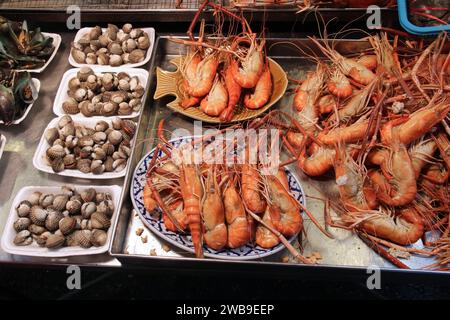 Mercato alimentare di mare a Hua Hin, Thailandia. Frutti di mare con vongole e grandi gamberi. Foto Stock