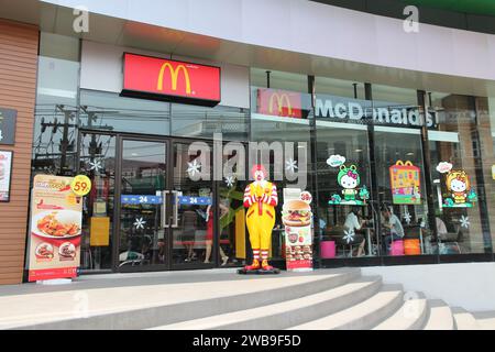 BANGKOK, THAILANDIA - 25 DICEMBRE 2013: Ristorante McDonald's a Bangkok, Thailandia. McDonald's è una delle più grandi catene di fast food al mondo. Foto Stock