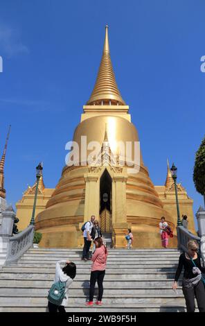 BANGKOK, Tailandia - 22 dicembre 2013: visitare la gente famosa Grand Palace di Bangkok. Il palazzo è stato la residenza del Re Tailandese dal 1782. Foto Stock