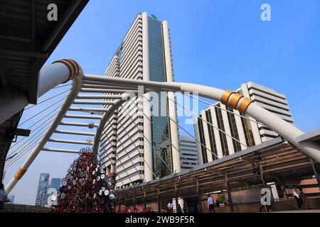 BANGKOK, THAILANDIA - 25 DICEMBRE 2013: La gente visita il moderno quartiere Silom di Bangkok. Bangkok è la città più grande della Thailandia con 14 milioni di persone l Foto Stock