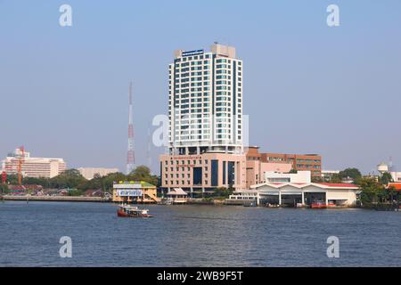 BANGKOK, THAILANDIA - 22 DICEMBRE 2013: Kuakarun Facoltà di infermieristica presso l'Università Navamindradhiraj di Bangkok. Vista dal fiume Chao Phraya. Foto Stock