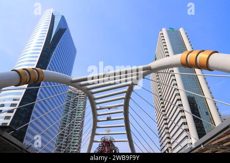 BANGKOK, Tailandia - 25 dicembre 2013: il moderno skyline di Silom, Bangkok. Bangkok è la città più grande della Tailandia con 14 milioni di persone che vivono nella sua Foto Stock