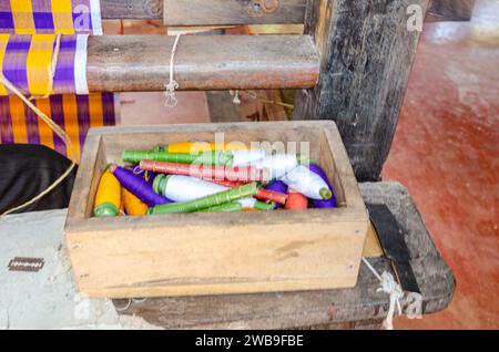 Mandrini in filato di cotone utilizzati per la tessitura su un tradizionale telaio a mano in legno. Foto Stock