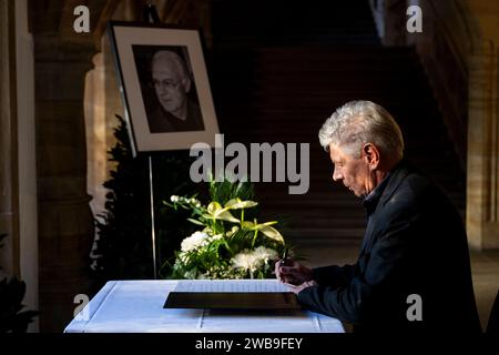 Monaco, Germania. 9 gennaio 2024. Calcio: Il sindaco di Monaco Dieter Reiter firma il libro delle condoglianze per il defunto Franz Beckenbauer. Franz Beckenbauer morì domenica (07.01.24) all'età di 78 anni. Crediti: Lennart Preiss/dpa/Alamy Live News Foto Stock