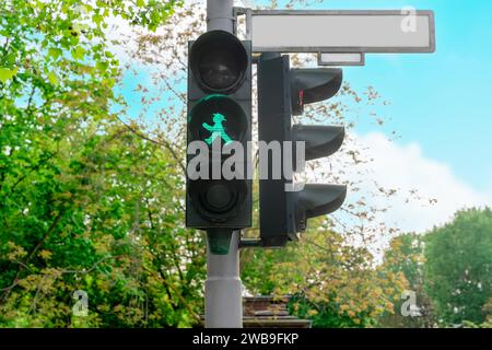 Il piccolo uomo verde con hat sul semaforo nella ex Germania Est (Ampelmannchen) Foto Stock