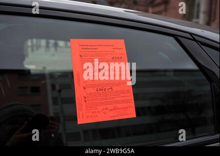 Audi Q3 RS ohne Kennzeichen 29.03.2023 Francoforte Ein neuer Audi Q3 RS ohne Kennzeichen steht auf der Busspur vor der Paulskirche, an der Berliner Straße. Francoforte Francoforte Assia Germania *** Audi Q3 RS senza targa 29 03 2023 Francoforte Una nuova Audi Q3 RS senza targa è parcheggiata nella corsia degli autobus di fronte a Paulskirche, in Berliner Straße Francoforte Francoforte Assia Germania Foto Stock