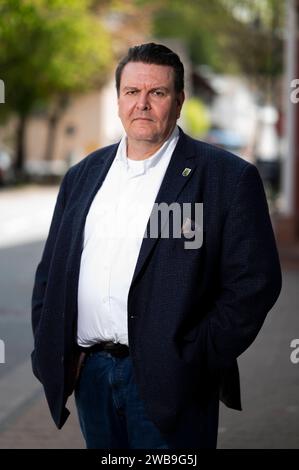 Porträt Bürgermeister Michael Helbig 05.05.2023 Lindenfels Hessen Porträt Bürgermeister Michael Helbig 60, SPD. Der Bürgermeister kann die Flüchtlings-situation in seinem 5000-Einwohner-Städtchen Lindenfels Kreis Bergstraße nicht mehr bewältigen. Lindenfels Lindenfels Assia Germania *** Ritratto Sindaco Michael Helbig 05 05 2023 Lindenfels Assia Ritratto Sindaco Michael Helbig 60, SPD il Sindaco non può più far fronte alla situazione dei rifugiati nella sua piccola città di Lindenfels nel distretto di Bergstrasse con i suoi 5000 abitanti Lindenfels Lindenfels Assia Germania Foto Stock