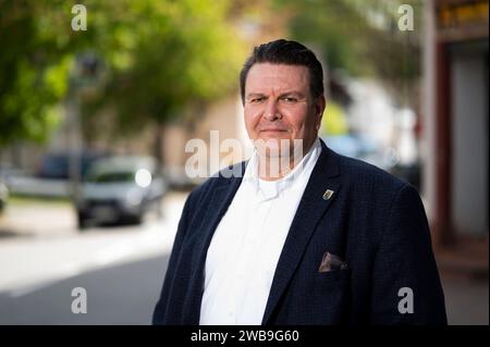 Porträt Bürgermeister Michael Helbig 05.05.2023 Lindenfels Hessen Porträt Bürgermeister Michael Helbig 60, SPD. Der Bürgermeister kann die Flüchtlings-situation in seinem 5000-Einwohner-Städtchen Lindenfels Kreis Bergstraße nicht mehr bewältigen. Lindenfels Lindenfels Assia Germania *** Ritratto Sindaco Michael Helbig 05 05 2023 Lindenfels Assia Ritratto Sindaco Michael Helbig 60, SPD il Sindaco non può più far fronte alla situazione dei rifugiati nella sua piccola città di Lindenfels nel distretto di Bergstrasse con i suoi 5000 abitanti Lindenfels Lindenfels Assia Germania Foto Stock