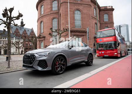 Audi Q3 RS ohne Kennzeichen 29.03.2023 Francoforte Ein neuer Audi Q3 RS ohne Kennzeichen steht auf der Busspur vor der Paulskirche, an der Berliner Straße. Francoforte Francoforte Assia Germania *** Audi Q3 RS senza targa 29 03 2023 Francoforte Una nuova Audi Q3 RS senza targa è parcheggiata nella corsia degli autobus di fronte a Paulskirche, in Berliner Straße Francoforte Francoforte Assia Germania Foto Stock