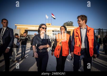 Rafah, Egitto. 9 gennaio 2024. Annalena Baerbock (Bündnis90/die Grünen), visita il valico di frontiera per la Striscia di Gaza a Rafah e parla con i dipendenti dell'ambasciata tedesca. Dopo l'attacco di Hamas a Israele, Baerbock tiene colloqui in Israele, nei territori palestinesi, in Egitto e in Libano. Crediti: Michael Kappeler/dpa/Alamy Live News Foto Stock