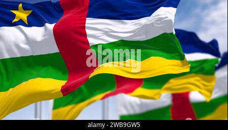 Bandiere nazionali della Repubblica Centrafricana che sventolano in una giornata limpida. Strisce blu, bianche, verdi e gialle con una striscia rossa al centro e una gialla Foto Stock