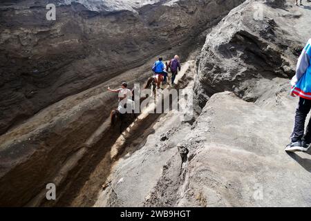 Giava Occidentale, Indonesia, 26 dicembre 2023: Turisti entusiasti al Monte Bromo. Monte Penanjakan nel Parco Nazionale Bromo Tengger Semeru, Giava Orientale, Indo Foto Stock